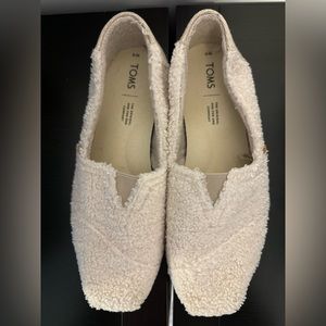 Cream women’s Sherpa TOMs size 9